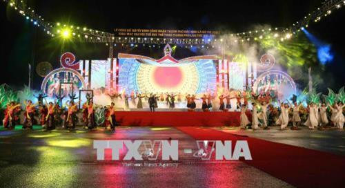 北宁省北宁市一线城市决定书公布和授予仪式的文艺表演节目。 越通社记者 清 商 摄 北宁省北宁市一线城市决定书公布和授予仪式的文艺表演节目。 越通社记者 清 商 摄