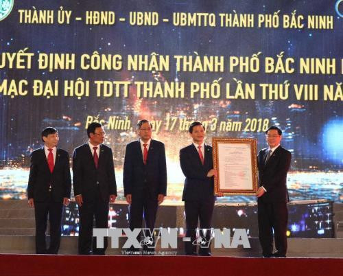 王廷惠(右一)已代表政府总理向北宁市领导授予决定书。 越通社记者 清商 摄 王廷惠(右一)已代表政府总理向北宁市领导授予决定书。 越通社记者 清商 摄