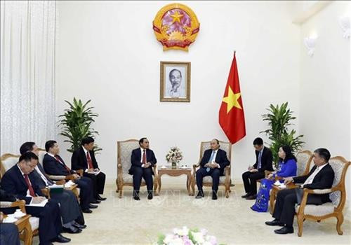 越南政府总理阮春福会见老挝政府副总理、中央纪委主任、国家监察署长本通•吉玛尼。图自越通社
