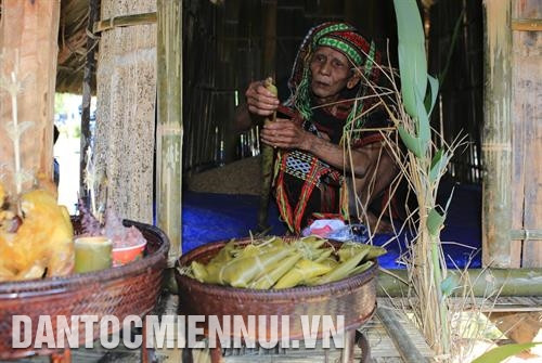 点火仪式。 图:湖球 上帝和神圣供奉仪式在居民小区丁字路口举行。 图:湖球 恭请水稻母亲Ka coong tro仪式。 图:湖球 点火仪式。 图:湖球 上帝和神圣供奉仪式在居民小区丁字路口举行。 图:湖球 恭请水稻母亲Ka coong tro仪式。 图:湖球