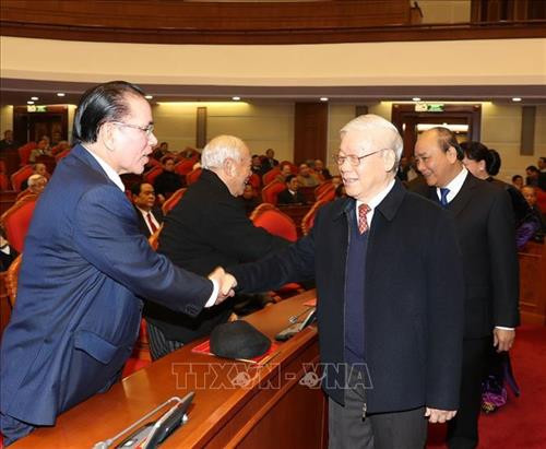 越共中央总书记、国家主席阮富仲会见原党和国家高层领导。图自越通社
