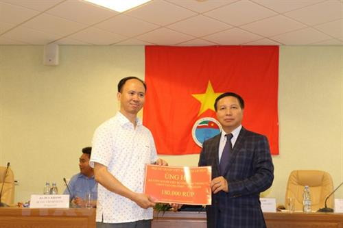 吴德孟向遭受上一个月在“海港”购物中心发生火灾的越南人家庭移交3000美元的款项。(图片来源:越通社) 吴德孟向遭受上一个月在“海港”购物中心发生火灾的越南人家庭移交3000美元的款项。(图片来源:越通社)