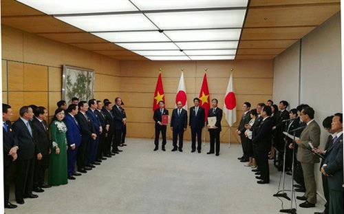 文件交换仪式在越南政府总理阮春福和日本首相安倍晋三的见证下举行 。 图自越通社