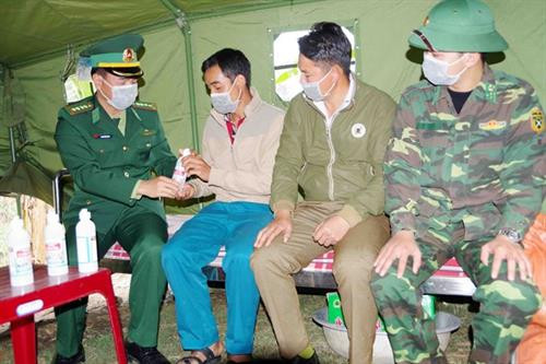 莱州省边防部队干部向边境居民赠送并引导有关杀菌洗手液的使用方法。 莱州省边防部队干部向边境居民赠送并引导有关杀菌洗手液的使用方法。