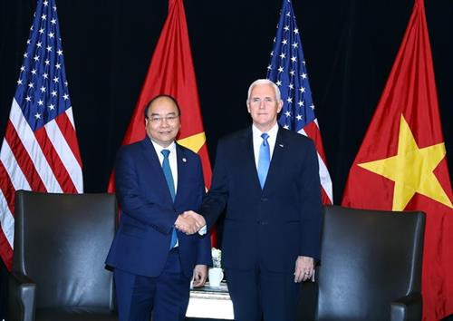 越南政府总理阮春福会见美国副总统迈克·彭斯。（图片来源：越通社）