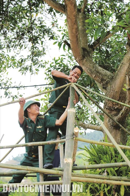 芒盖边防哨所战士帮助桃花幼儿园兴建少数民族同胞子女娱乐场。