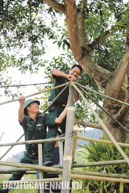 芒盖边防哨所战士帮助桃花幼儿园兴建少数民族同胞子女娱乐场。