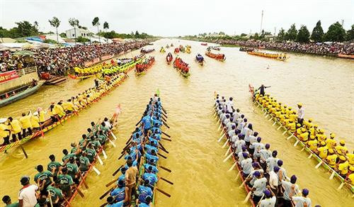 大木船比赛。图自互联网 大木船比赛。图自互联网