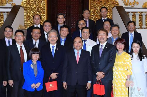 政府总理阮春福同新加坡投资商合影。 (图片来源:越通社) 政府总理阮春福同新加坡投资商合影。 (图片来源:越通社)