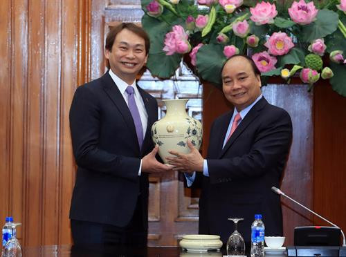 越南政府总理阮春福向新加坡制造商总会会长符标雄赠送纪念品。(图片来源:越通社) 越南政府总理阮春福向新加坡制造商总会会长符标雄赠送纪念品。(图片来源:越通社)