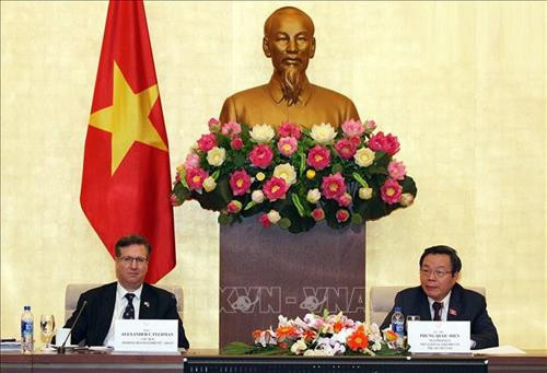 国会副主席冯国显会见美国-东盟商务委员会代表团。图自越通社