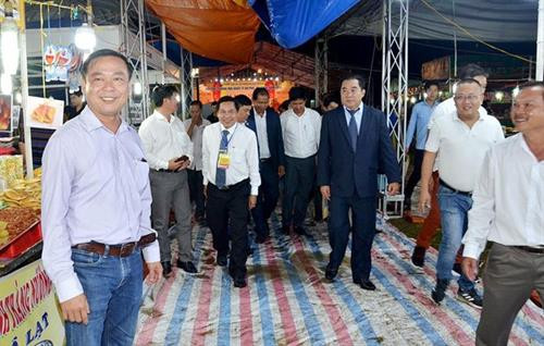 附图：代表们参观展会。图自http://baoangiang.com.vn
