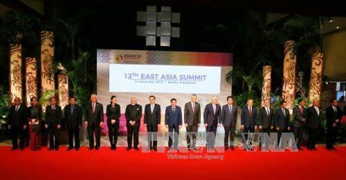 东亚各国领导合影。(图片来源:越通社) 东亚各国领导合影。(图片来源:越通社)