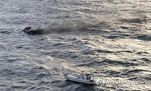 一艘韩国渔船在济州岛（Jeju）附近海域发生火灾。图自Yonhap