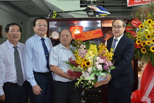 胡志明市领导向原胡志明市理工大学校长黄文皇副教授(左三)赠送鲜花。(图片来源:越通社) 胡志明市领导向原胡志明市理工大学校长黄文皇副教授(左三)赠送鲜花。(图片来源:越通社)
