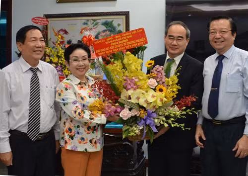 胡志明市领导向各位教师赠送鲜花。（图片来源：越通社）