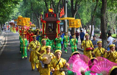 纪念黎太祖皇帝登基590周年的游行活动。(图片来源:越通社) 纪念黎太祖皇帝登基590周年的游行活动。(图片来源:越通社)