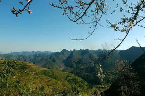 河江省山山相连,重重叠叠,引人留恋不止。图自越通社 河江省山山相连,重重叠叠,引人留恋不止。图自越通社
