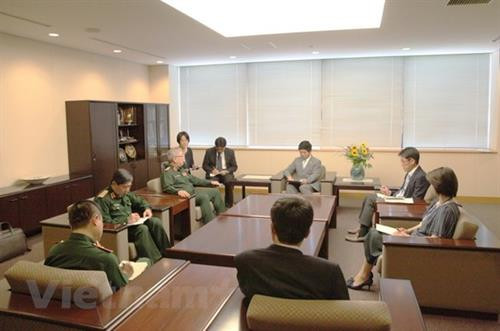 国防部副部长阮志咏上将会见日本外务省副大臣中根一幸。（图片来源：越通社）