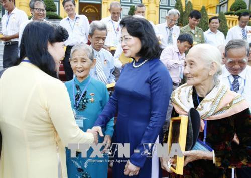 邓氏玉盛会见芹苴市战争时期有功人员代表团。（图片来源：越通社）