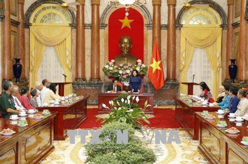 邓氏玉盛会见芹苴市战争时期有功人员代表团。（图片来源：越通社）
