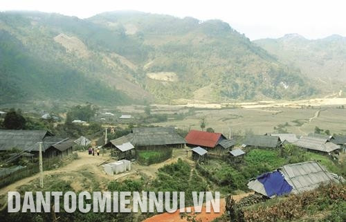 麝榜族少女在鞋上刺绣花纹。记者 春进 摄 身穿传统服装的麝榜族少女在鞋上刺绣花纹。记者 春进 摄 麝榜族人居住的孟查县沙龙乡天帕山谷的一角。记者 春进 摄