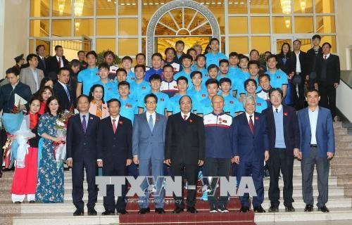 政府总理阮春福与越南U23球队 合影。越通社记者 统一 摄 政府总理阮春福与越南U23球队 合影。越通社记者 统一 摄
