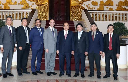 阮春福与各位代表合影。越通社记者 统一 摄