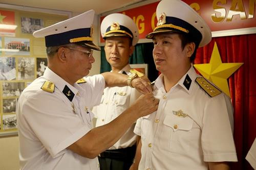 向所有成员授予“海洋水手” 徽章。图自《海军报》
