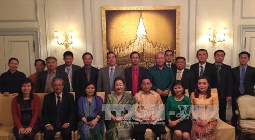 越南与老挝驻美国大使馆干部和工作人员合影。（图片来源：越通社）