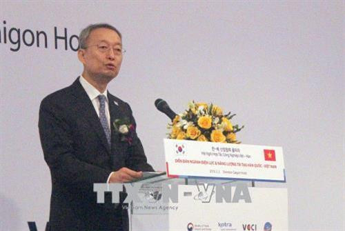 韩国贸易、工业和能源部长白云揆发表讲话。（图片来源：越通社）