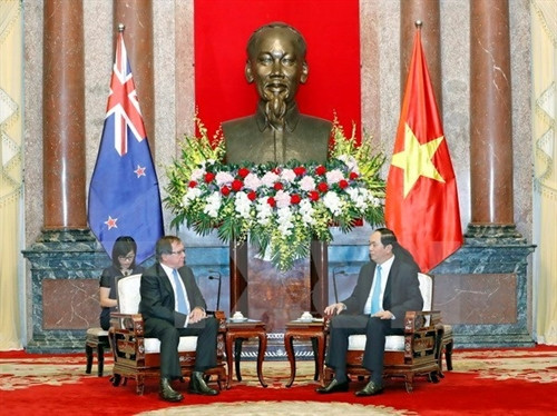 越南国家主席陈大光（右）与新西兰外交部长默里・麦卡利（左）。（图片来源：越通社）