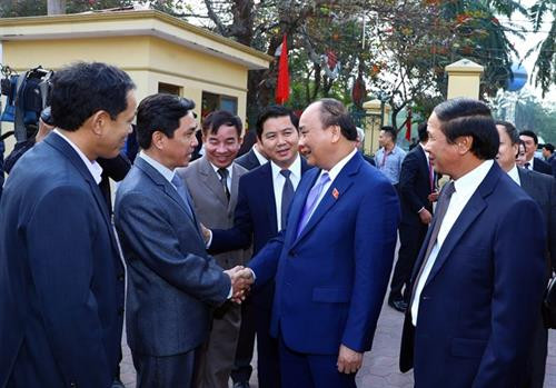 阮春福总理在海防市开展选民接待活动。（图片来源：越通社）