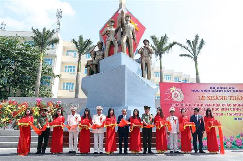 阮春福总理:人民警察学院力争成为重点大学培训基地 ảnh 1 阮春福总理:人民警察学院力争成为重点大学培训基地 ảnh 1