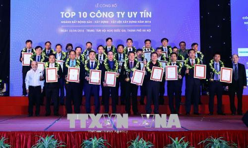 跻身2018年年房地产—建设—建材行业诚信企业前10强排行榜的企业代表合影。(图片来源:越通社) 跻身2018年年房地产—建设—建材行业诚信企业前10强排行榜的企业代表合影。(图片来源:越通社)