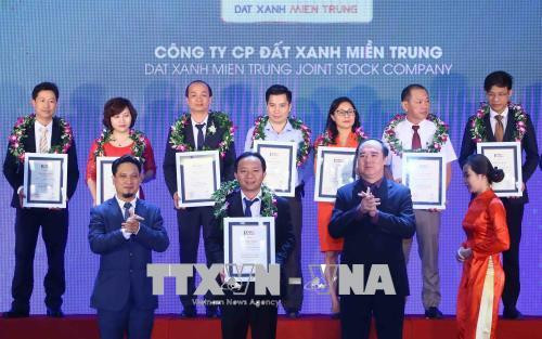 组委会向跻身越南增长最佳企业50强的企业颁发奖励。(图片来源:越通社) 组委会向跻身越南增长最佳企业50强的企业颁发奖励。(图片来源:越通社)