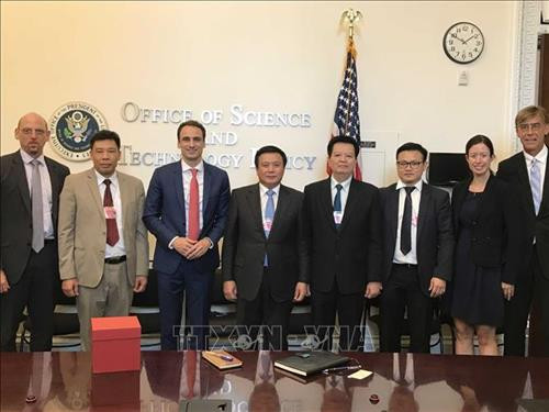 阮春胜与美国总统特朗普的技术政策顾问迈克尔·克拉夏思和部分美国官员合影。图自越通社