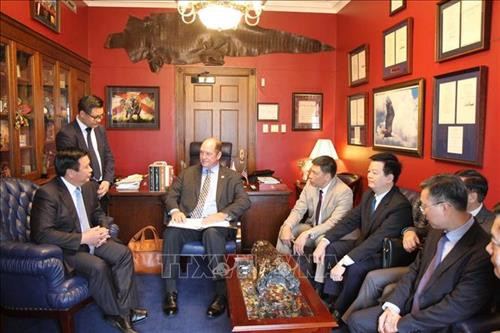 阮春胜与原美国国会众议院外交事务委员会亚太小组委员会主席泰德·约霍举行会晤。图自越通社