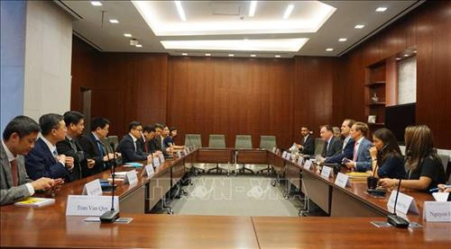 阮春胜与美国国际战略研究中心领导举行工作交谈。图自越通社