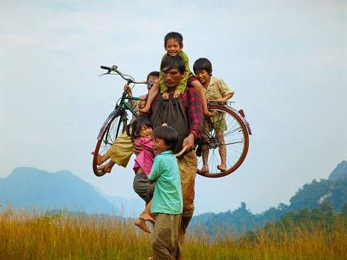 《父亲背着儿子》中的一幕。(图片来源:因特网) 《父亲背着儿子》中的一幕。(图片来源:因特网)