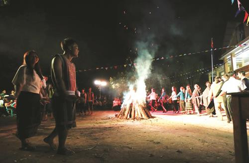 单阳县热然市镇（Đ'Ran）少数民族同胞正收获橘子—当地著名的土特产之一。 单阳县农民参观并学习借鉴高科技花卉栽培经验。 近几年来，奶牛养殖给单阳县农民带来高额利润。 单阳县人民为推动家乡更快更好发展而积极捐赠土地、金钱和贡献力量。 该县许多农户已大胆出资，应用高新技术，促进生产中的高新技术应用力度。 教育工作规范化水平不断提高，有助于使单阳县完成新农村建设中的教育目标。 单阳县将新农村建设与保护当地民族文化特色相结合。