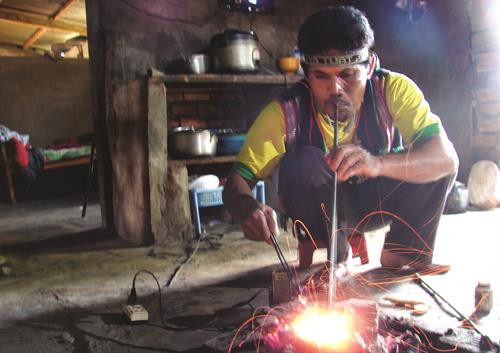 单阳县都茶（Tu Tra）乡手工艺人亚戌（Ya Tuất）正制作银戒指——朱儒族传统手工业之一。