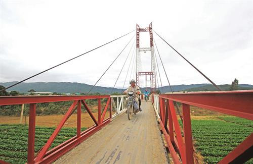 单阳县热然市镇（Đ'Ran）少数民族同胞正收获橘子—当地著名的土特产之一。 单阳县农民参观并学习借鉴高科技花卉栽培经验。 近几年来，奶牛养殖给单阳县农民带来高额利润。 单阳县人民为推动家乡更快更好发展而积极捐赠土地、金钱和贡献力量。 该县许多农户已大胆出资，应用高新技术，促进生产中的高新技术应用力度。 教育工作规范化水平不断提高，有助于使单阳县完成新农村建设中的教育目标。 单阳县将新农村建设与保护当地民族文化特色相结合。