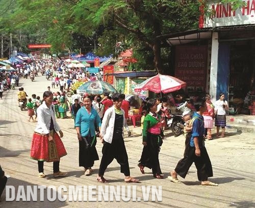蒙族同胞涌往芒勒县县城参参加娱乐活动。