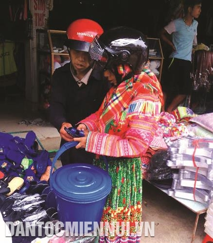 ... 蒙族赶集购物。