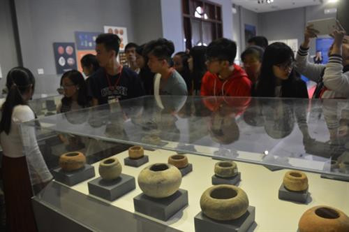 挖掘出的实物展示。（图片来源：越通社）