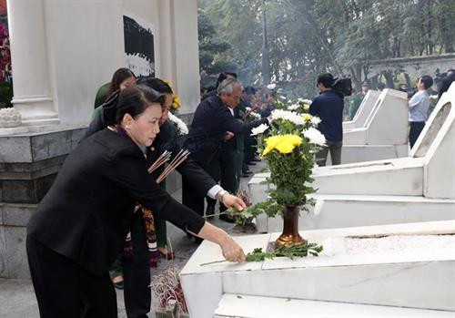 阮氏金银一行向抗美战争时期在同禄三岔路口英勇牺牲的十位女英烈敬香和献上鲜花。（图片来源：越通社）