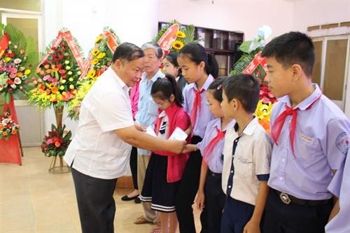 承天顺化省领导向贫困学生赠送助学金。（图片来源：http://baothuathienhue.vn）
