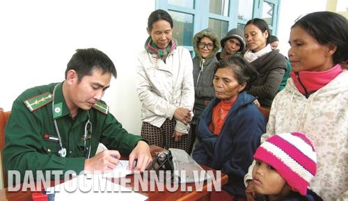 广南省边防部队为南江县边界乡德坡林少数民族同胞看治病。记者 杜长 摄