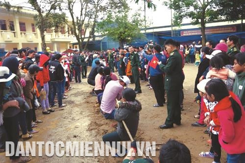 西江县嘉利边防哨所干部战士在边境地区进行巡逻。记者 杜长 摄 当地居民在南江口岸边防哨所参加拔河活动。记者 杜长 摄